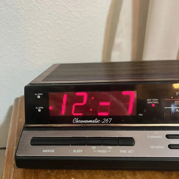 Vintage Realistic Chronomatic 267 AM/FM Alarm Clock Radio 12-1577 Wood Working - Picture 5 of 10